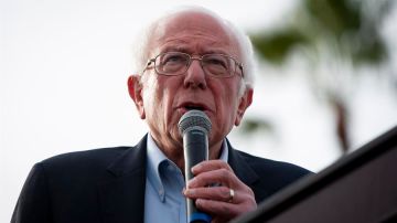 El candidato demócrata al presidente de los EE. UU., Bernie Sanders, habla en un mitin de campaña en Venice, California, EE. UU., el 21 de diciembre de 2019.