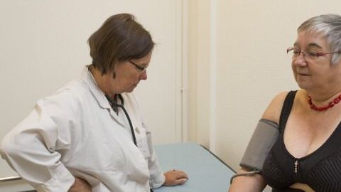 La tercera edad necesita más cuidados que el resto de la población