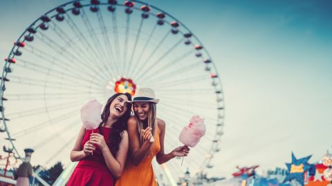 Parques temáticos en Japón, amigas / Créditos: Fotógrafo Martin DM vía Getty