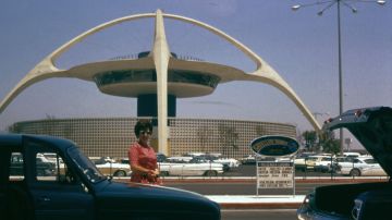 Edificio y restaurante al centro del aeropuerto Internacional de Los Ángeles, en 1962, cuando la torre de control aún no se construía.