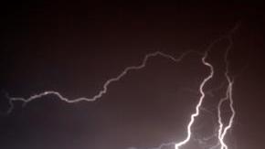 Impresionantes rayos durante erupción del volcán Taal.