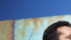 El fundador del Jardín Binacional, Daniel Watman, habla por megáfono el 12 de enero cerca de la valla que separa San Diego (California) de Tijuana (México).