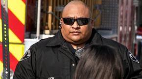 Estudiantes afuera de una primaria, tras después de haber sido rociados con la gasolina que arrojó un avión Delta al sur de Los Ángeles, California.