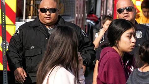 Estudiantes afuera de una primaria, tras después de haber sido rociados con la gasolina que arrojó un avión Delta al sur de Los Ángeles, California.