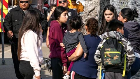 Estudiantes afuera de una primaria, tras después de haber sido rociados con la gasolina que arrojó un avión Delta al sur de Los Ángeles, California.