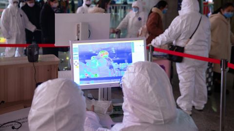 Aeropuertos chinos revisan la temperatura corporal de los pasajeros.