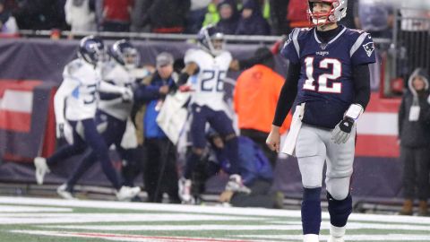 Tom Brady tras su pase final, que fue interceptado para touchdown.