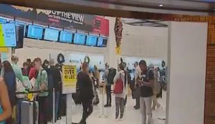 Aeropuertos locales cancelaron vuelos.