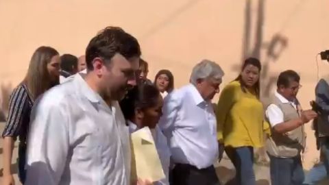 López Obrador caminó entre los manifestantes.