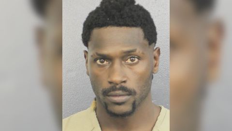 Antonio Brown está acusado de tres cargos por el incidente enfrente de su casa.