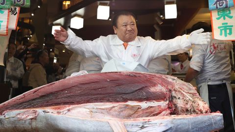 Kiyoshi Kimura adquirió un atún rojo que tenía un peso de 608 libras.