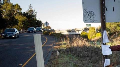 Norm Ciha, desamparado, en una carretera de Oakland, California. Son las 5 am y hace 44 grados Farhenheit (6 grados centígrados).