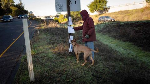 Norm Ciha, desamparado, en una carretera de Oakland, California. Son las 5 am y hace 44 grados Farhenheit (6 grados centígrados).