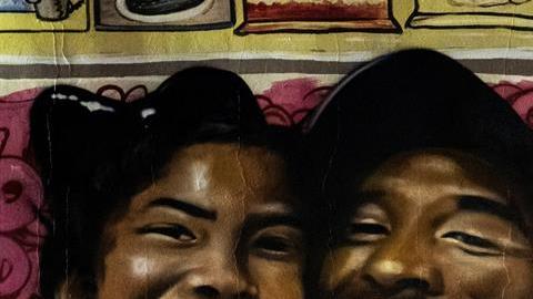 Gianna y Kobe en un mural ubicado en Mid City, Los Ángeles.