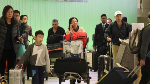 En la terminal Tom Bradley de LAX se realizan escaneos de detección de coronavirus.