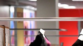 La tienda también esperaba vender muchos más artículos electrónicos.