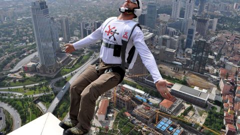 La foto muestra un salto BASE desde la Torre de Zafiro en Estambul durante Probase Birden Sapphire Showdown.