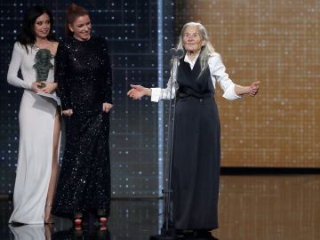 La actriz Benedicta Sánchez (d) recibe el Goya a la actriz revelación, por su trabajo en "O que Arde", en la entrega de los Premios Goya 2020 que se celebra hoy sábado en el Palacio de los Deportes José María Martín Carpena, en Málaga,