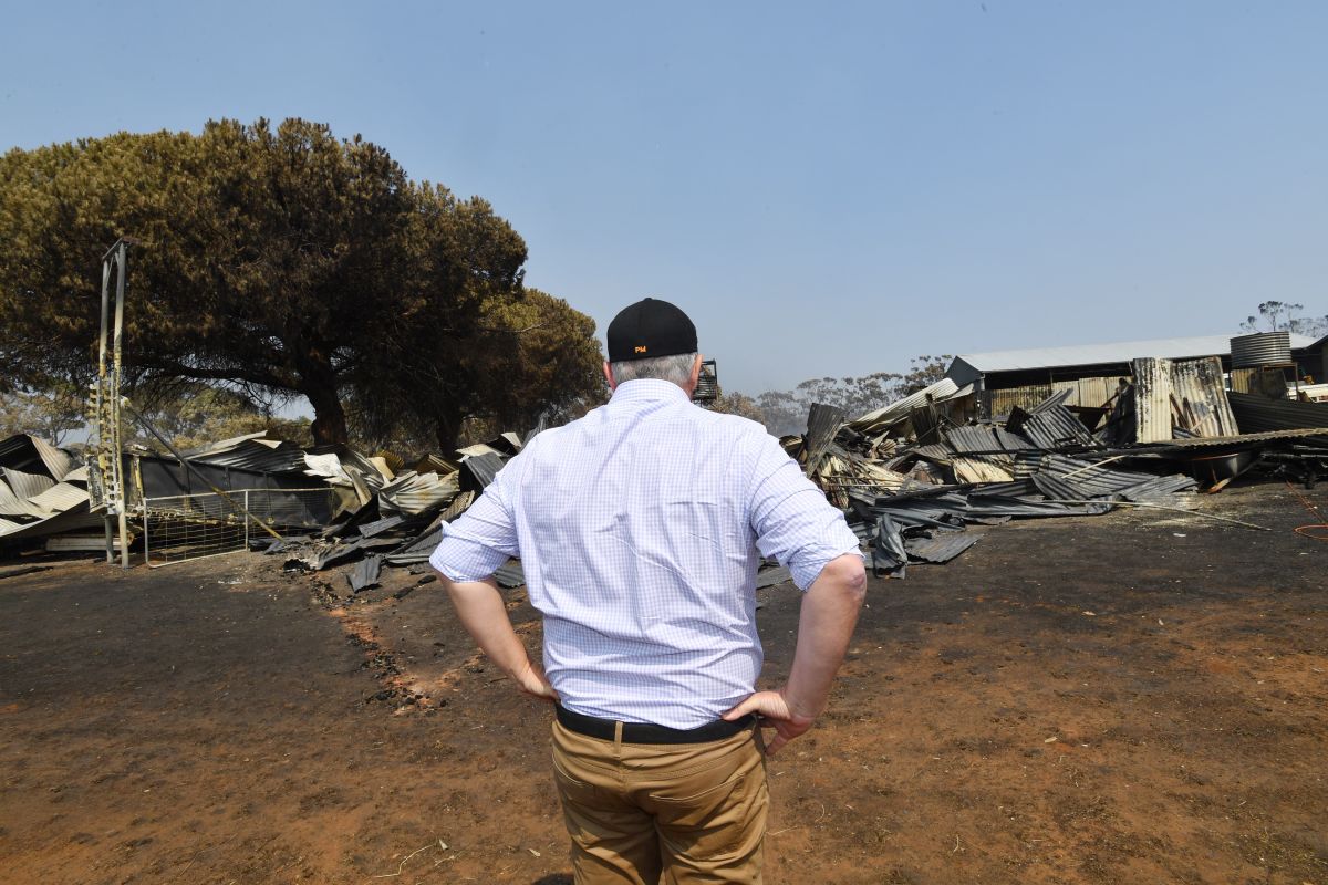 El primer ministro de Australia, Scott Morrison, examina las propiedades dañadas por el fuego en Stokes Bay en la isla Canguro.