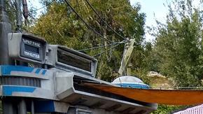 Andrés Ovalles, posa para Efe este 16 de enero frente a la atracción Star Wars-Rise of the Resistance en Disneyland en Los Ángeles, California.