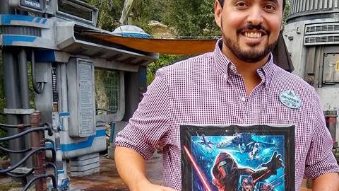 Andrés Ovalles, posa para Efe este 16 de enero frente a la atracción Star Wars-Rise of the Resistance en Disneyland en Los Ángeles, California.