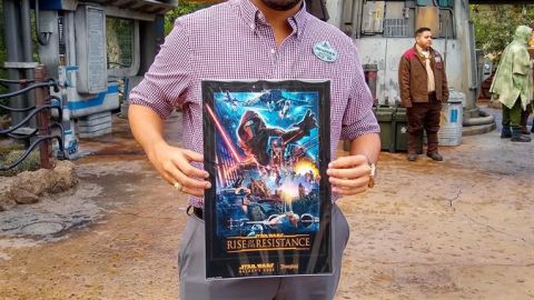 Andrés Ovalles, posa para Efe este 16 de enero frente a la atracción Star Wars-Rise of the Resistance en Disneyland en Los Ángeles, California.