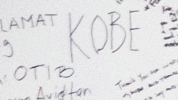 El muro dedicado a Kobe y Gianna Bryant continúa afuera del campo de entrenamiento de los Lakers.