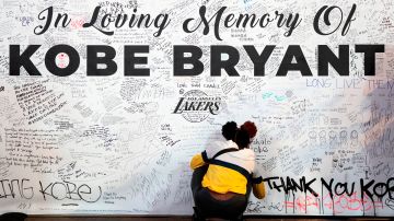 El muro dedicado a Kobe y Gianna Bryant continúa afuera del campo de entrenamiento de los Lakers.