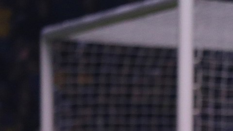 El portero salió de su área para perseguir un balón y se puso el traje de torero.