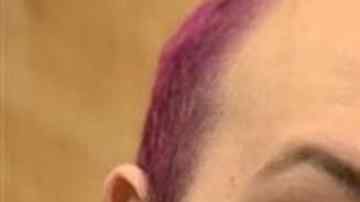 Kevin Bacon (a la izquierda), víctima de Mark Latunski (a la derecha).