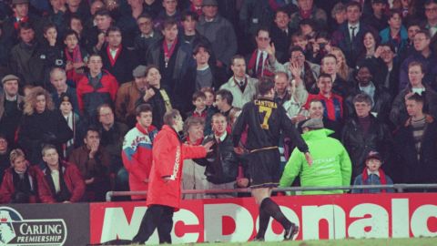 El momento exacto en que Matthews encara a Eric Cantona en el campo.