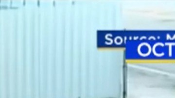 Captura de la cámara de seguridad que muestra a Contreras Acosta en la parte delante del auto, mientras continúa en marcha.