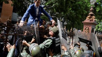 Juan Guaidó intentó entrar al subir una reja.