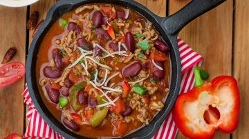 Chili con carne style stew with ground beef, bell pepper and beans