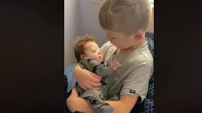 Niño le canta a su hermano y se hace viral.