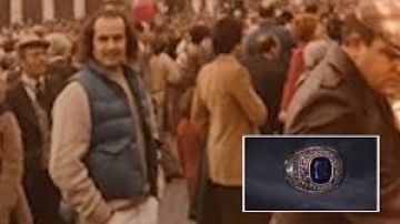 Perdió su anillo en 1977 y lo encuentra ahora.