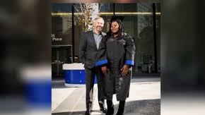 Latonya Young y el hombre que la ayudó a seguir estudiando.