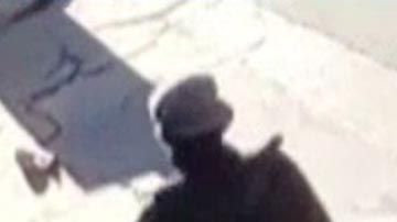 Imagen del sospechoso al salir del restaurante.