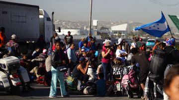 Inmigrantes esperan en la frontera Tijuana-San Diego. (Manuel Ocaño)