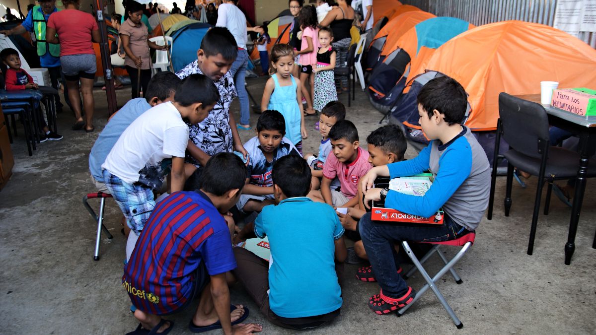 Los niños son puestos en grupos, dependiendo el grado que cursaban cuando migraron. / Fotos: Manuel Ocaño. 