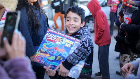 Los Reyes Magos llevaron unos 500 juguetes para los niños de Tijuana. (Manuel Ocaño)