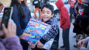 Los Reyes Magos llevaron unos 500 juguetes para los niños de Tijuana. (Manuel Ocaño)