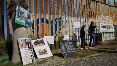 Voluntarios limpian el Jardín Binancional del lado mexicano. (Manuel Ocaño)