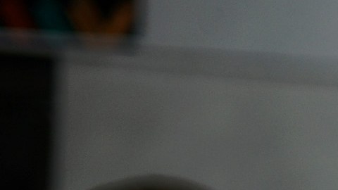 Liz Santana muestra cómo se ve la aplicación en el celular.