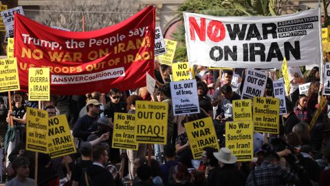 Protesta contra cualquier guerra en Medio Oriente en Pershing Square, en L.A.