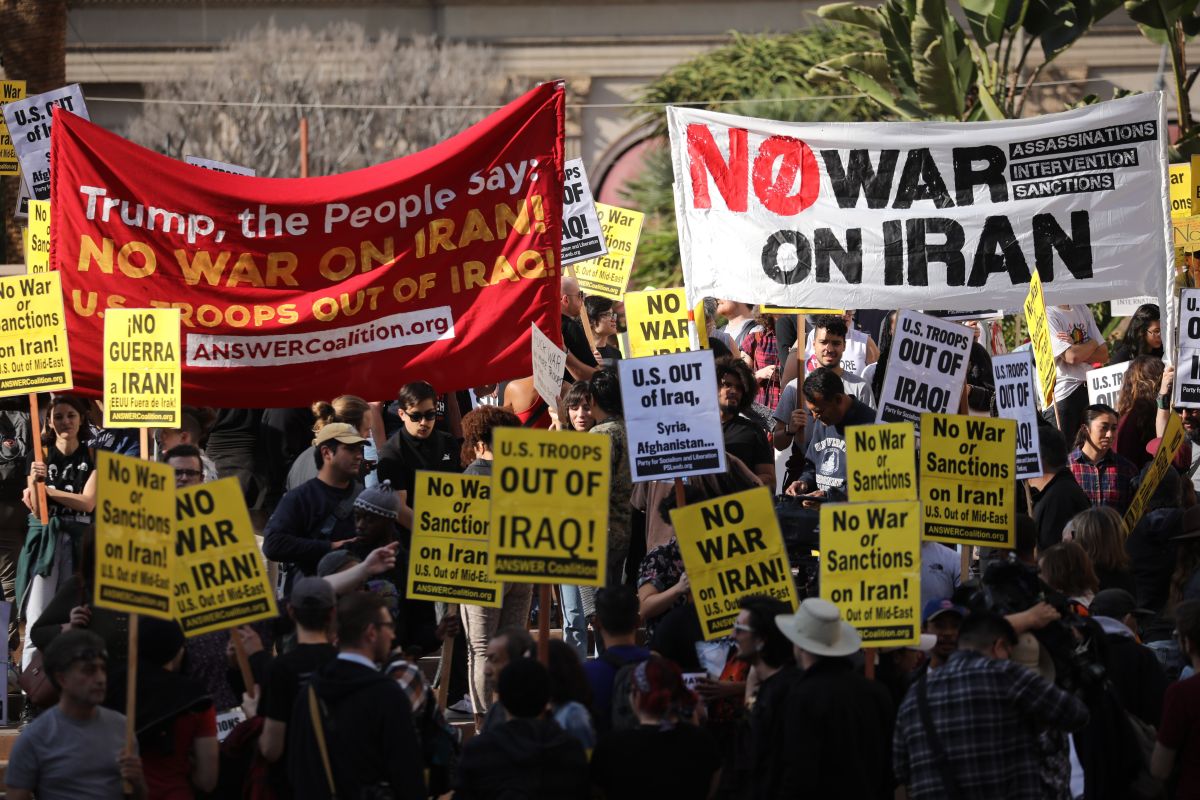 Protesta contra cualquier guerra en Medio Oriente en Pershing Square, en L.A.
