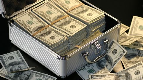El banco recompensará al hombre con una suma de dinero.