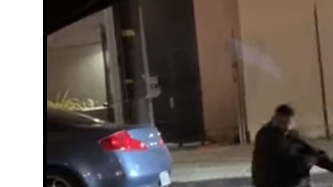 La víctima recibió un golpe en la cabeza que lo dejó inconsciente. (Imagen del video)