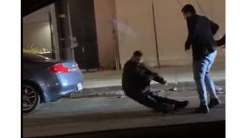 La víctima recibió un golpe en la cabeza que lo dejó inconsciente. (Imagen del video)