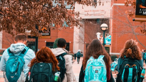 Vivir cerca una zona escolar tiene beneficios pero también otros situaciones no tan favorables.